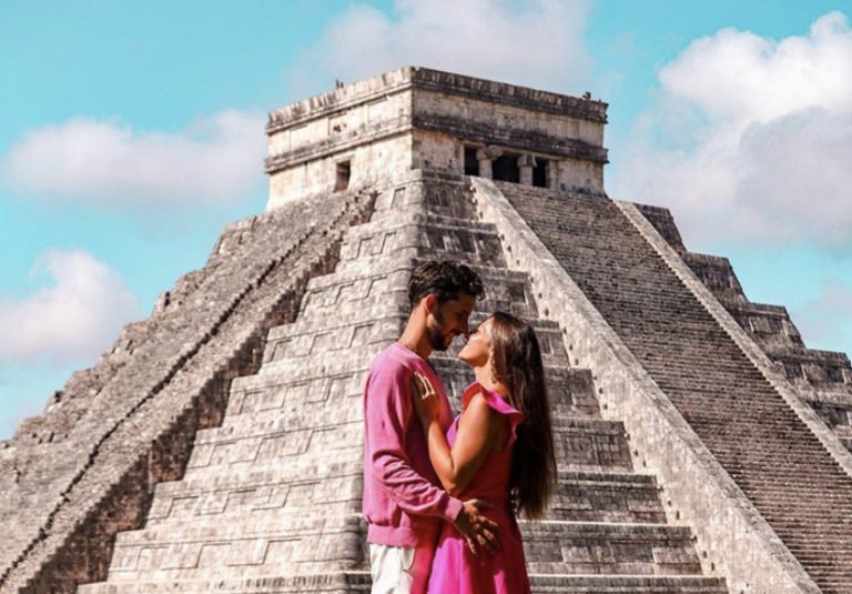 chichen itza, traveling couple love story of Danni and Fede