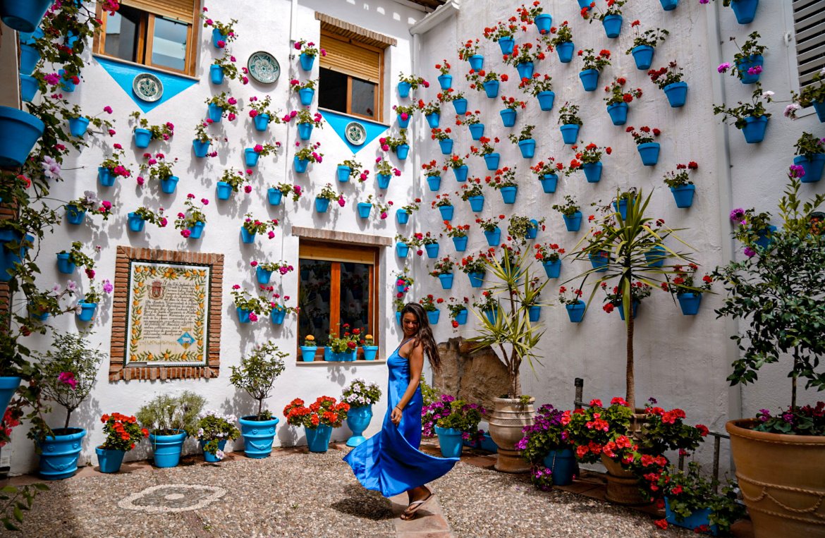 Iznajar, blue flower pots