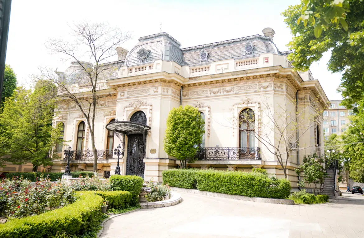 What to Do in Bucharest for the Perfect Trip - Scratch your mapa