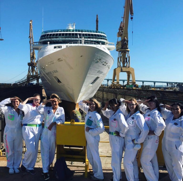 Working on a Cruise Ship: Everything You Need To Know - Scratch your mapa
