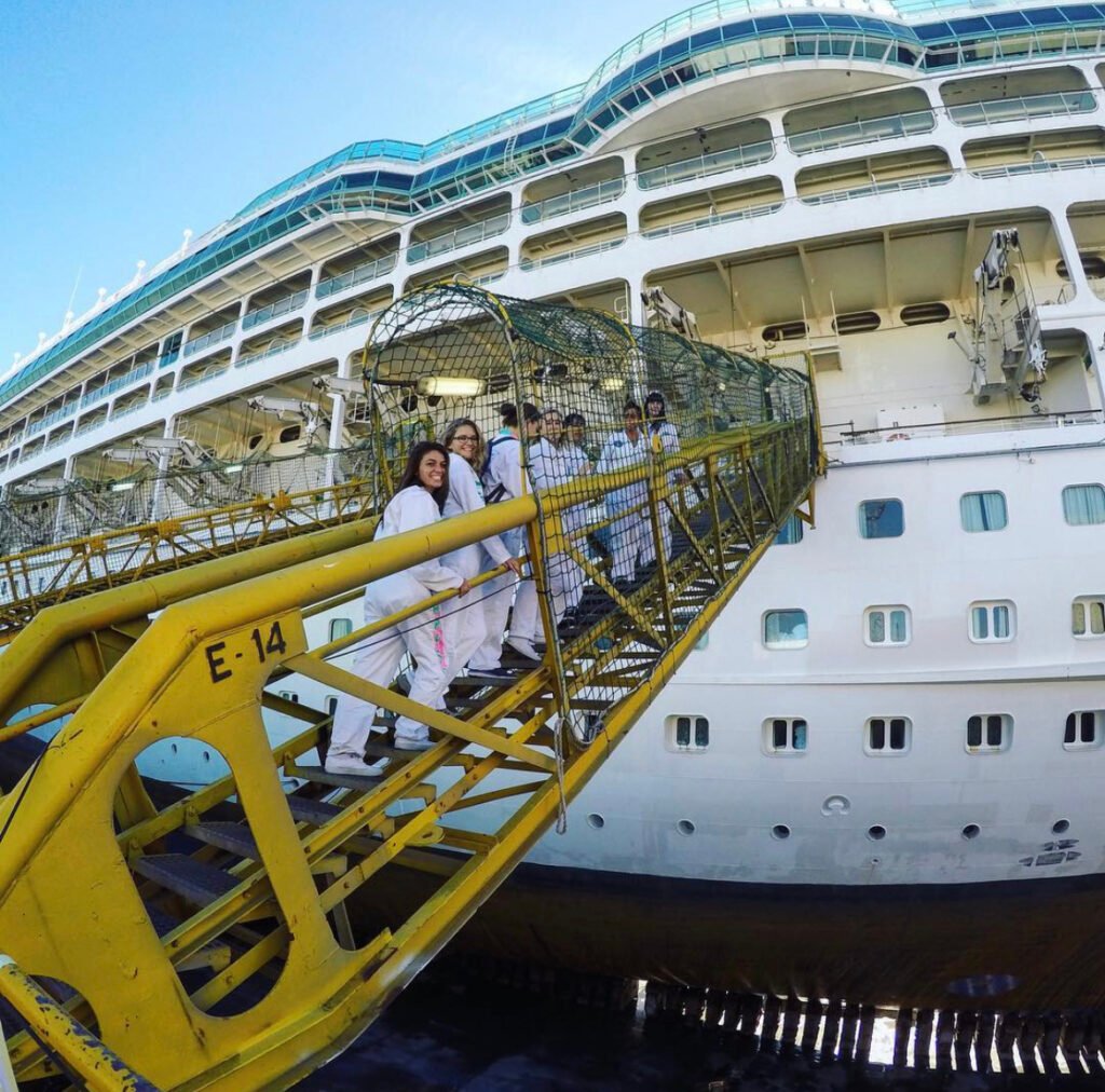 Working on a Cruise Ship: Everything You Need To Know - Scratch your mapa