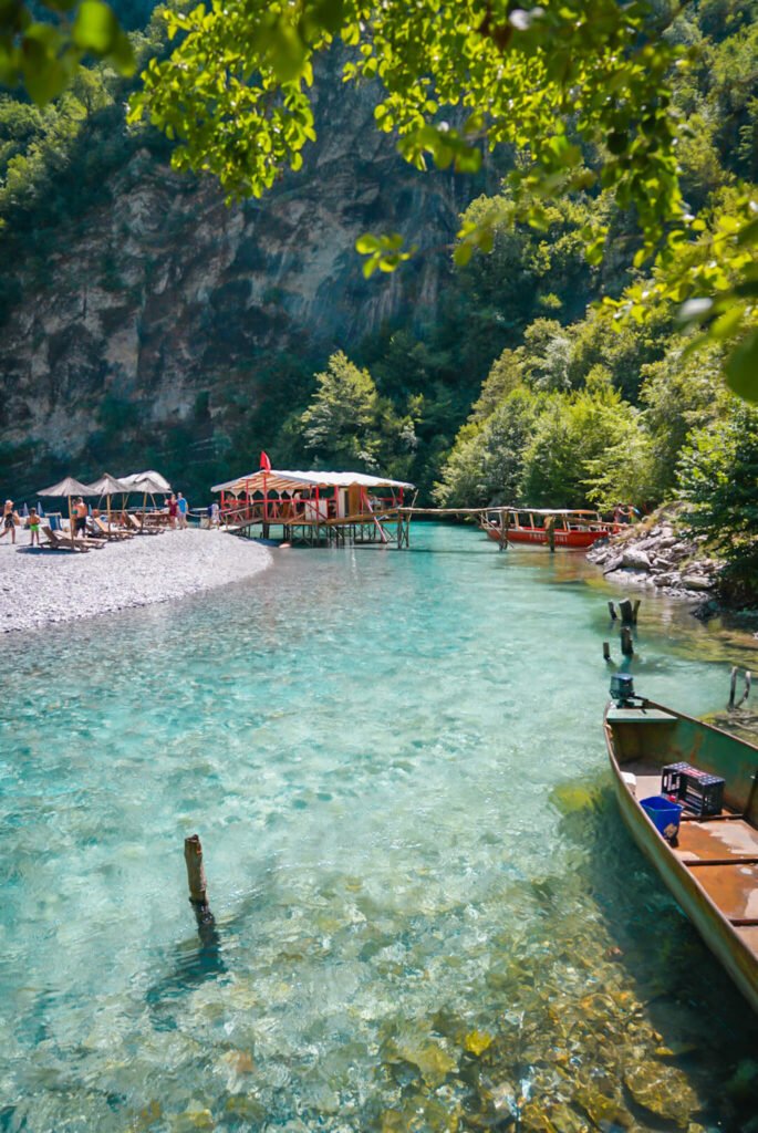 Lumi i Shales - traveling to Albania