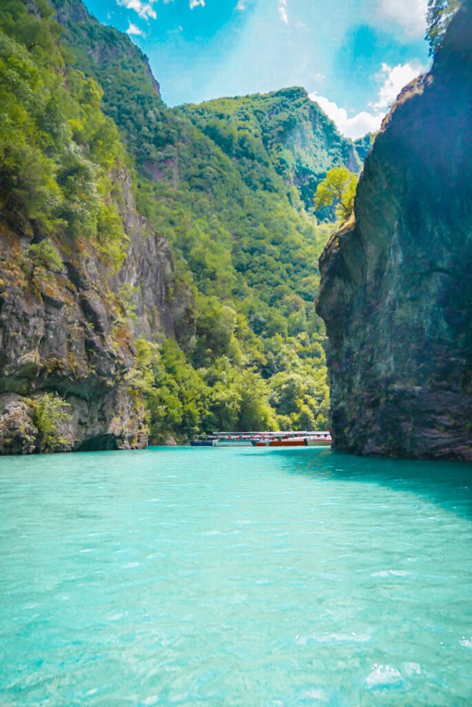 Lumi i Shales - traveling to Albania