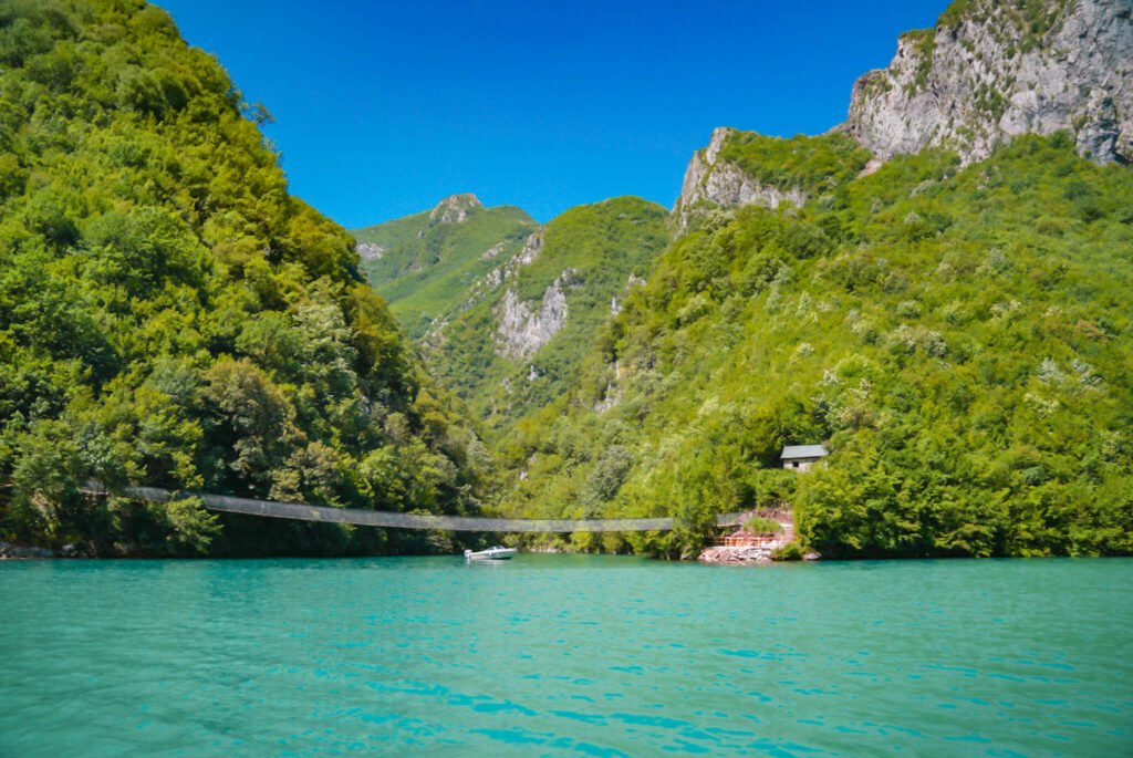 Lumi i Shales - traveling to Albania