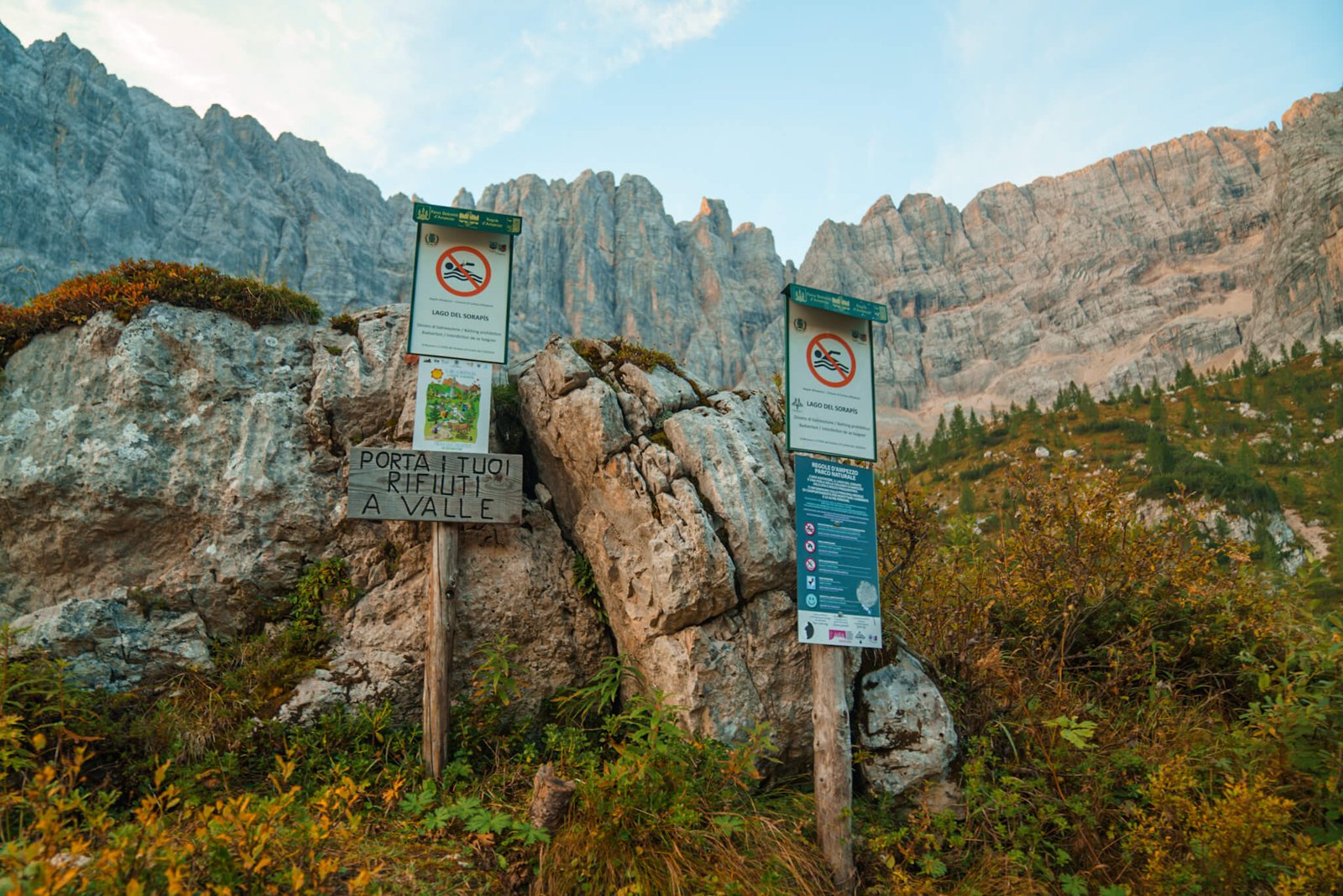signs for Lago di Sorapis