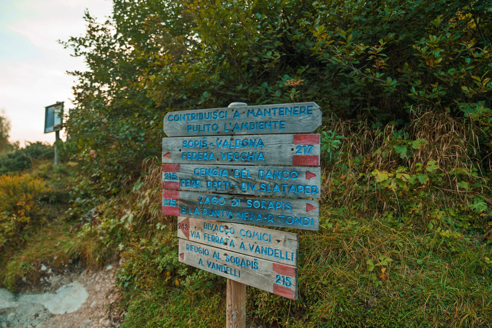 signs for Lago di Sorapis