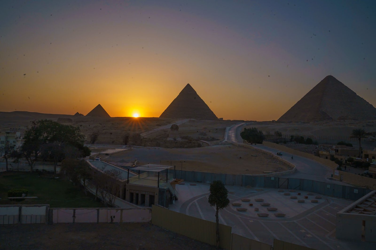 cafe in front of the pyramids, spots for the best photos at the Egyptian Pyramids