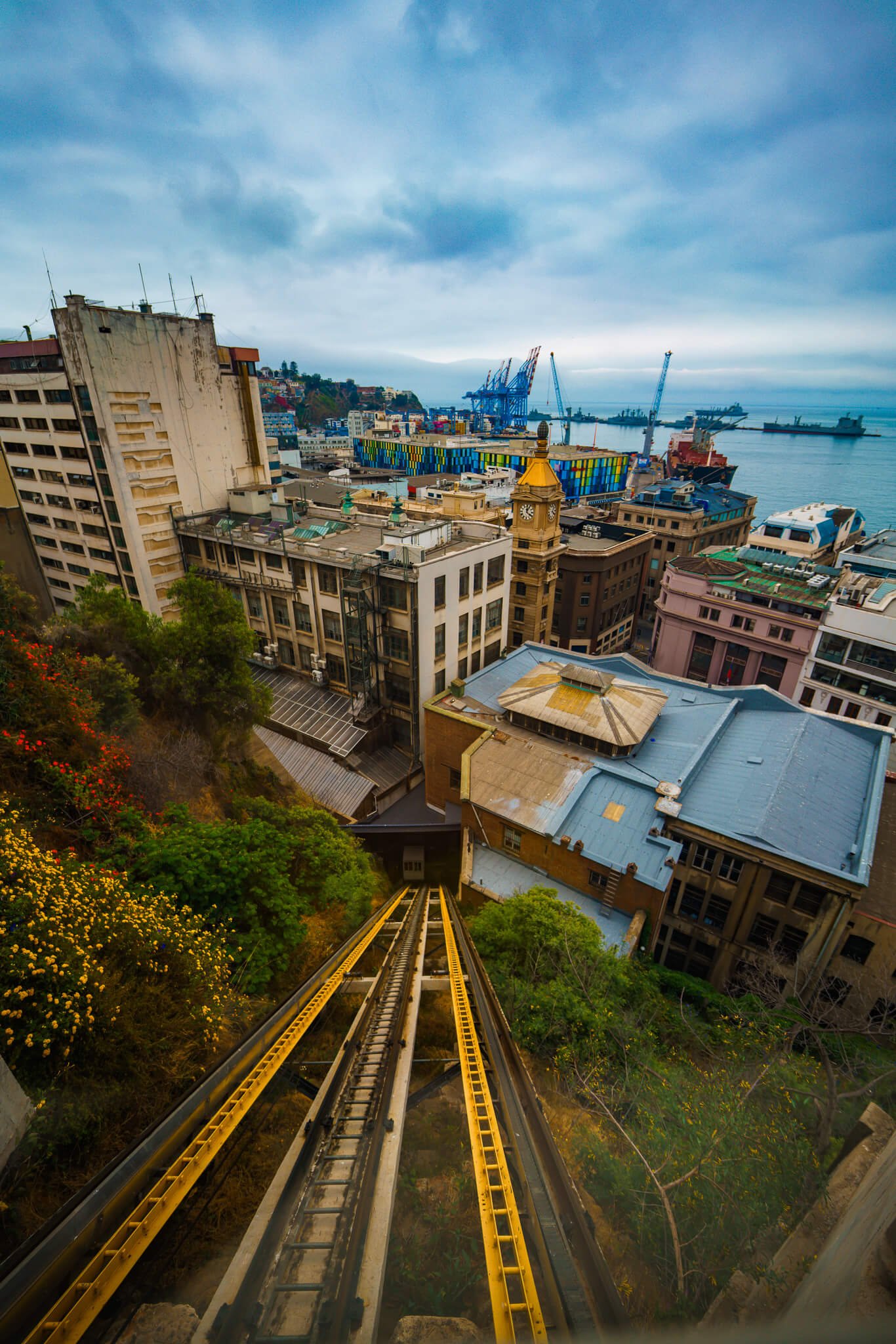 riding the funiculars, best things to do in Valparaiso