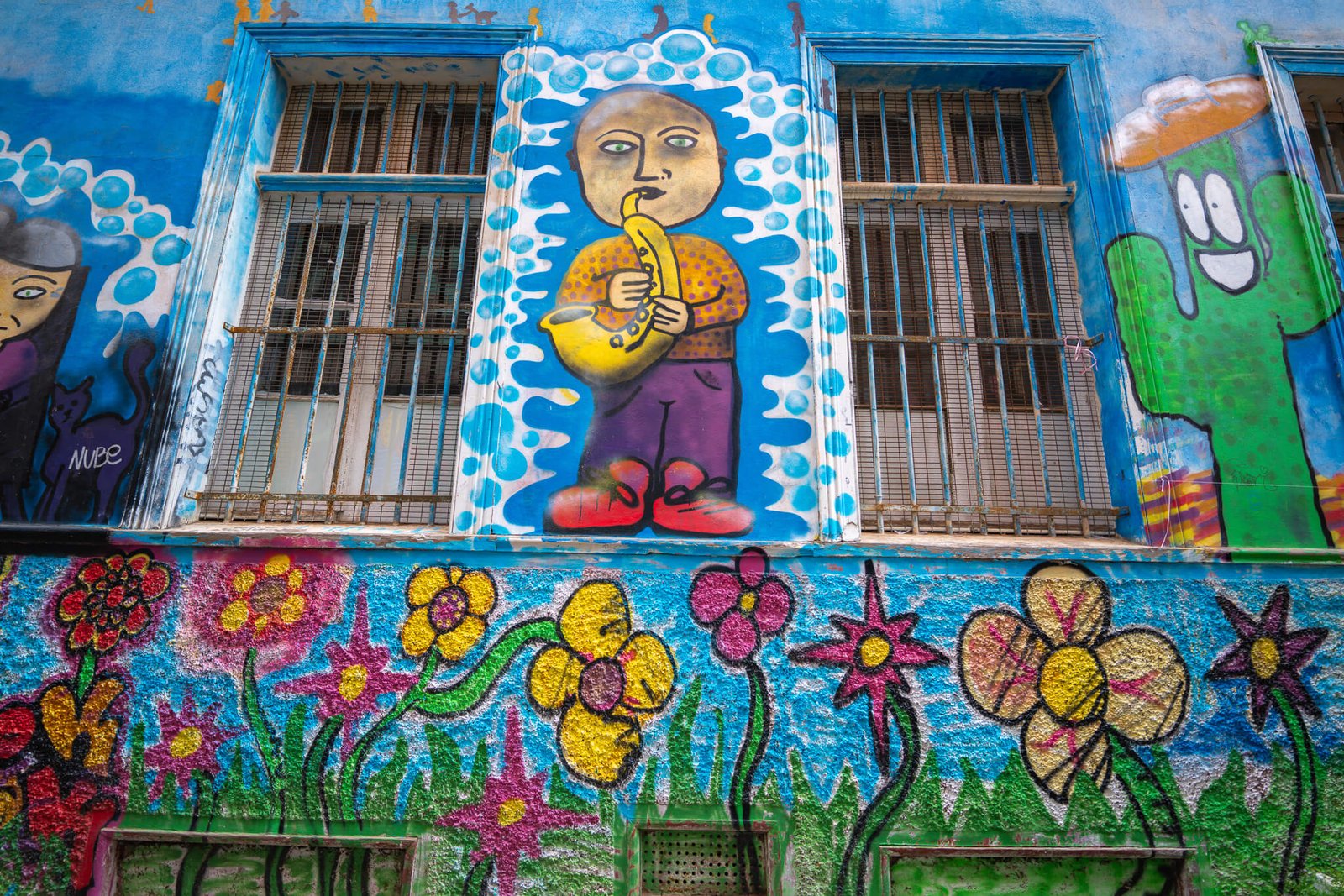 best things to do in Valparaiso - roam the colorful streets