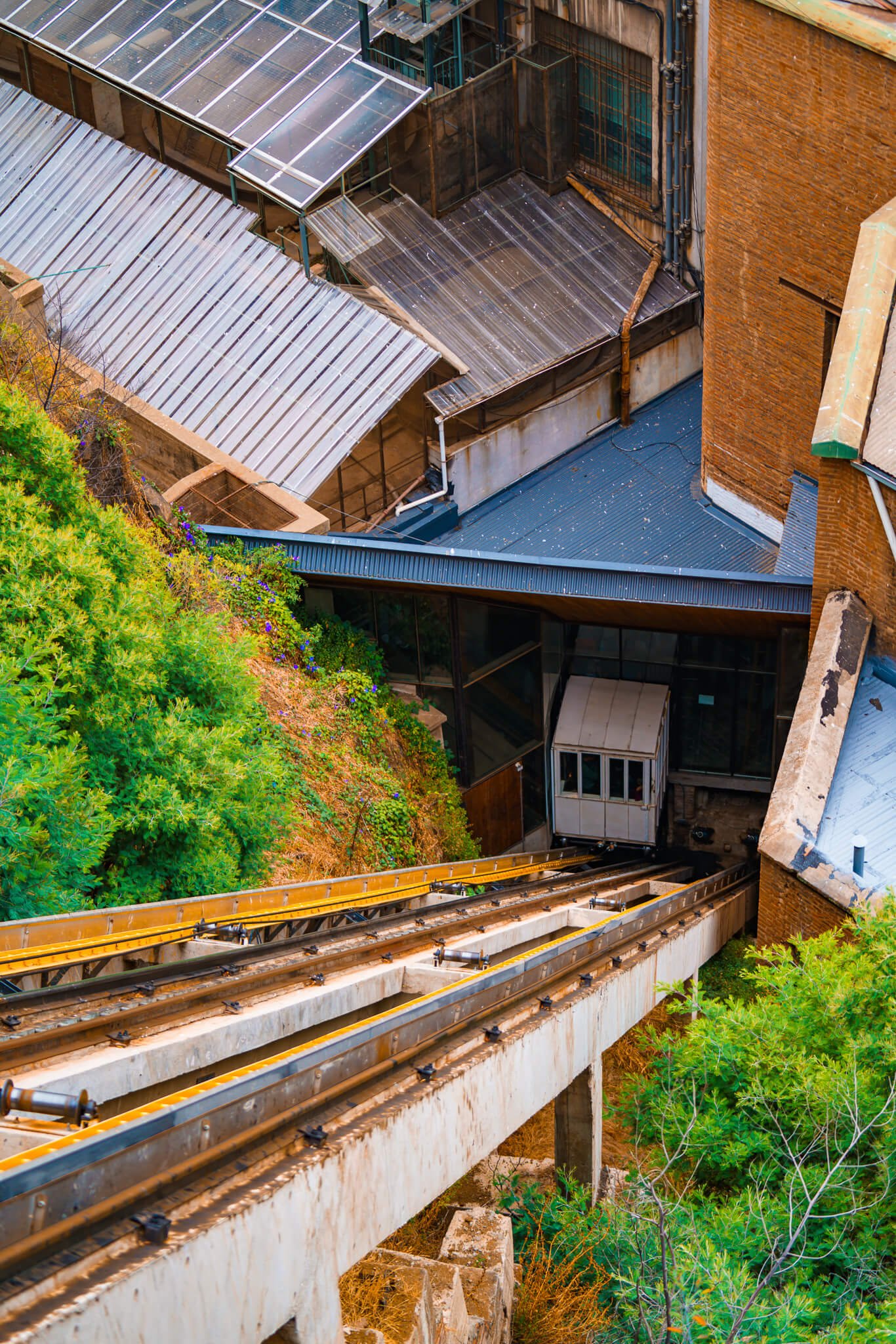 riding the funiculars, best things to do in Valparaiso