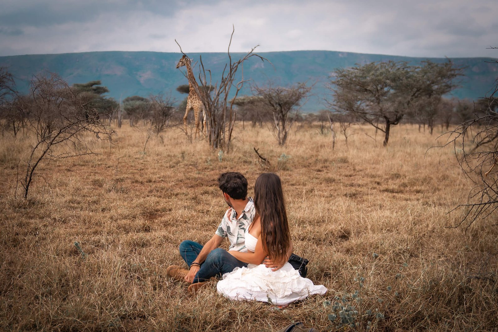 Danni and Fede in front of a giraffe in Eswatini