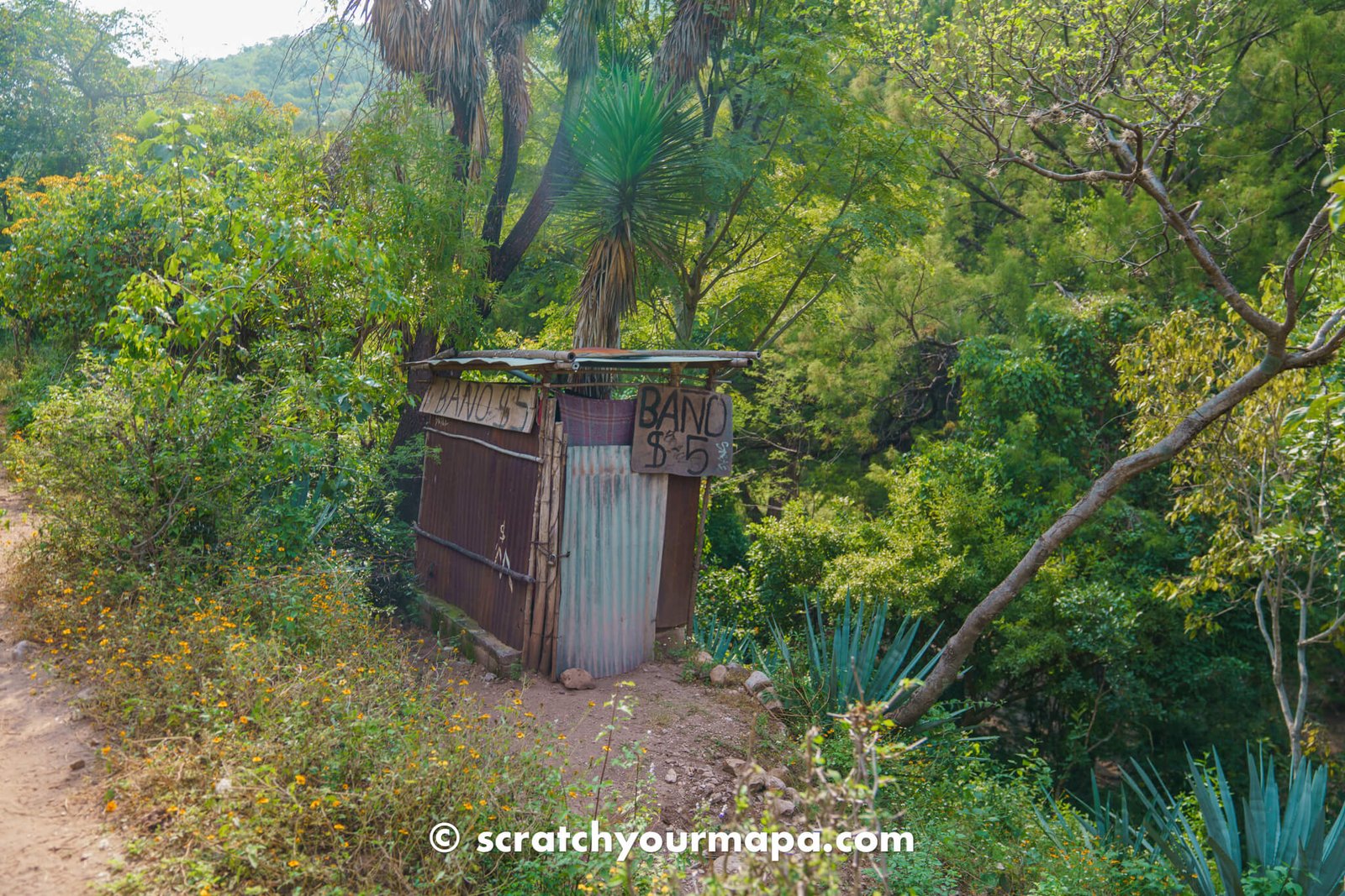 bathrooms at El Aguacate waterfall