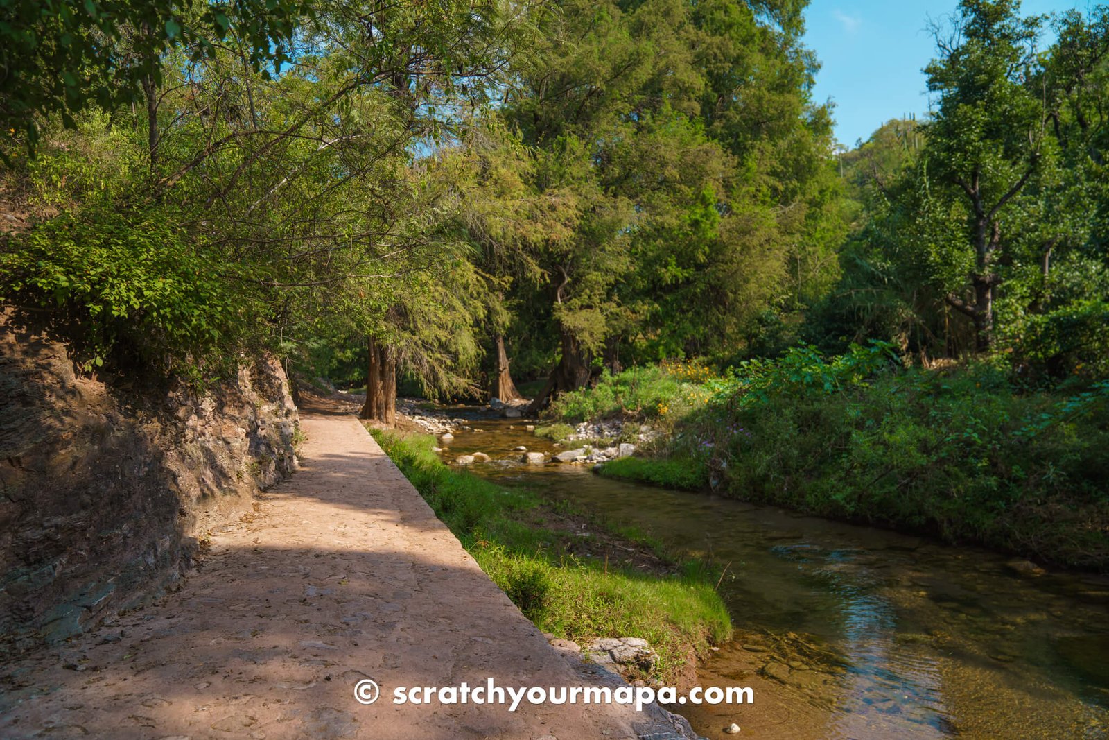 trail for El Aguacate waterfall in Puebla