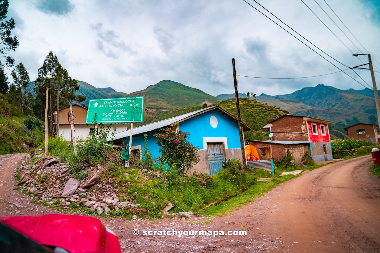 Fork in the road going to Palcoyo Rainbow Mountain