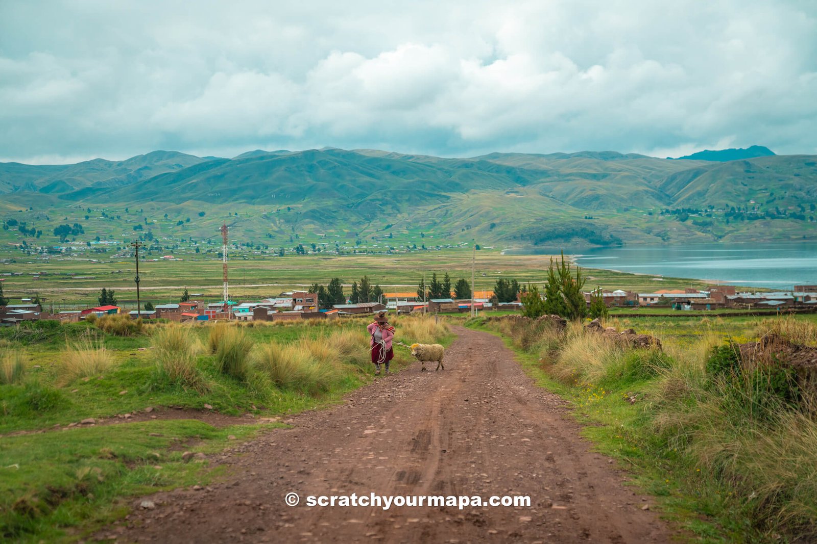 dirt road from Layo to Pallay Punchu Rainbow Mountain