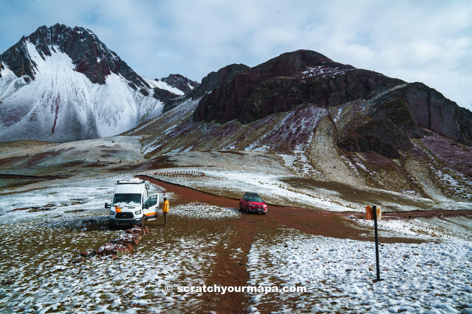 parking area for the trail of Pallay Punchu rainbow mountain