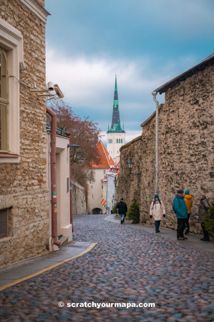 how to get around Tallinn in the old town