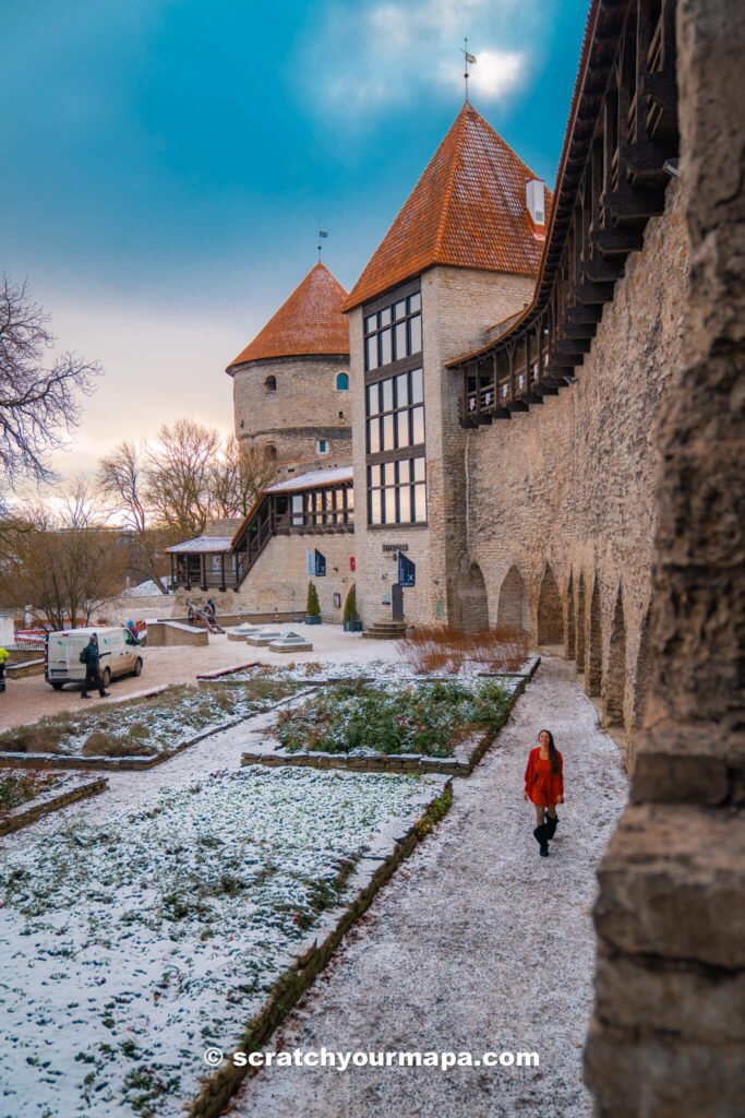 how to get around Tallinn in the old town