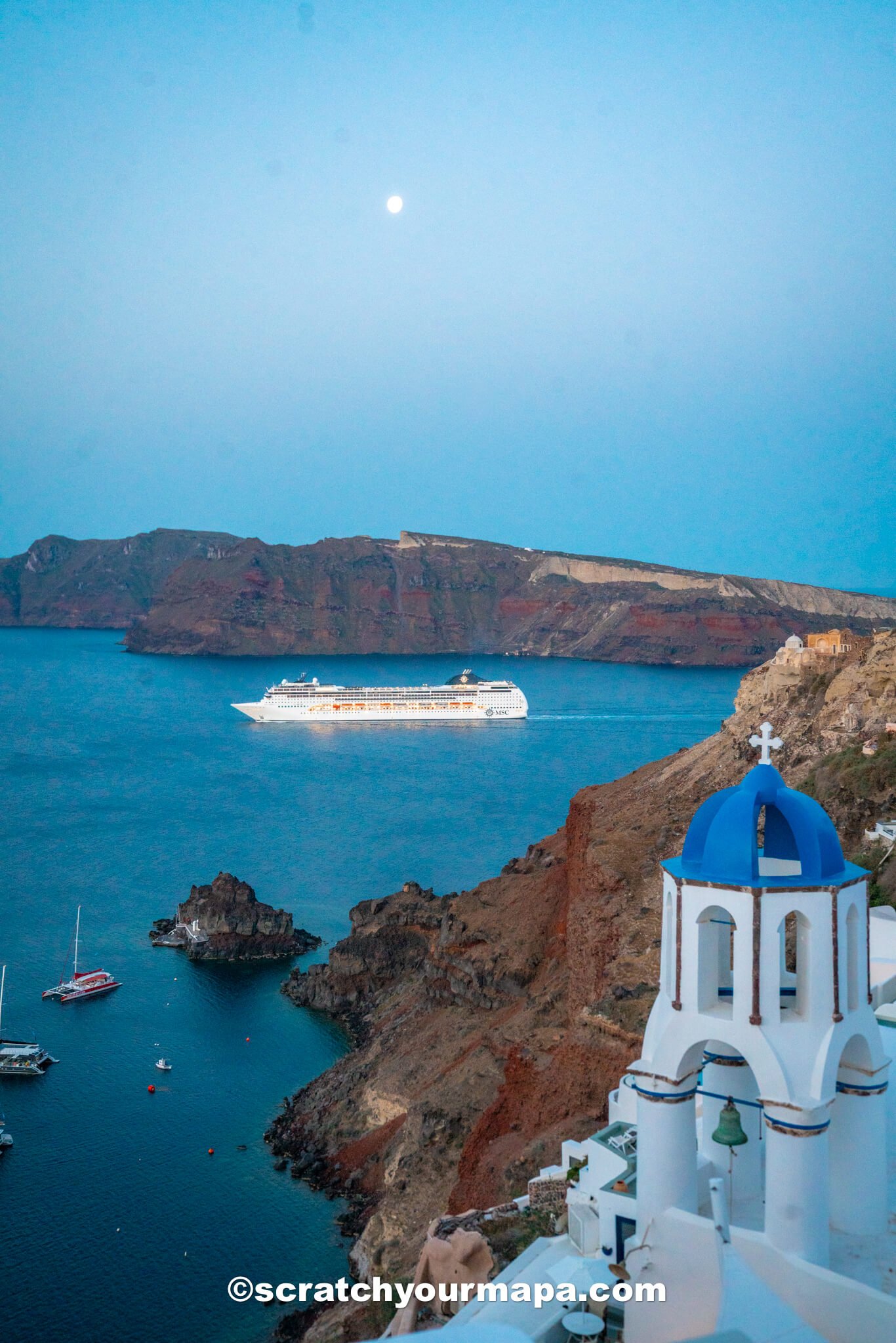 cruise ships in Santorini - the best time to visit Santorini